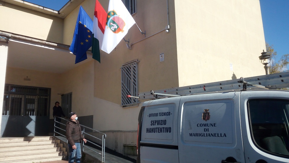 Mariglianella, rinnovate le Bandiere sul Municipio: Il Sindaco Russo dispone il debutto del Vessillo Comunale